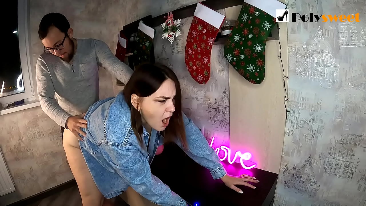 লোকটি তার মুখ এবং শিশ্ন সঙ্গে পাছা একটি ponytail সঙ্গে একটি সুন্দর মেয়ে যৌনসঙ্গম উপভোগ