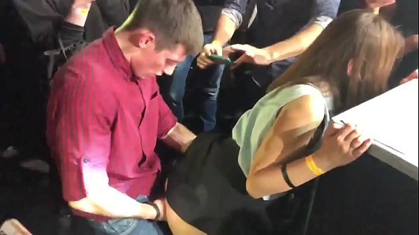 একটি রাশিয়ান নাইটক্লাবে বাস্তব যৌনতা। মলদ্বার এবং যোনি মধ্যে 18 বছর বয়সী রাশিয়ান মেয়ে একটি নাইটক্লাবে fucked